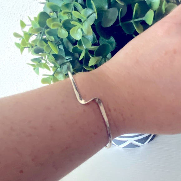 Beautiful swirl sterling silver 925 minimalist modern cuff bracelet - Picture 3 of 4